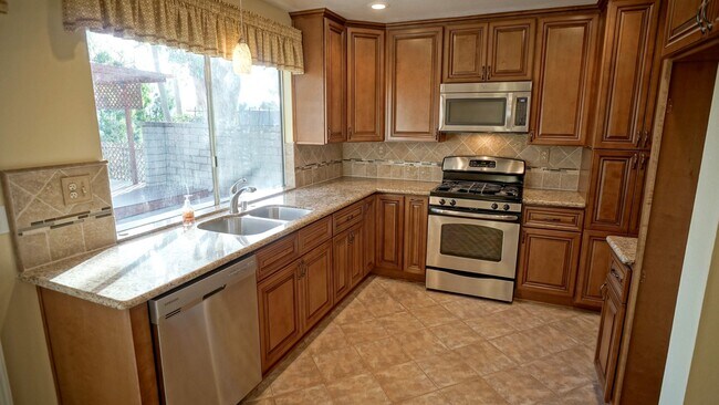 Foto del edificio - Updated 4-Bedroom Home with Community Amen...
