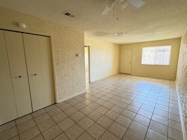 Foto del edificio - 2206 Silverway Dr