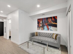 Building Photo - 817 N 6th St