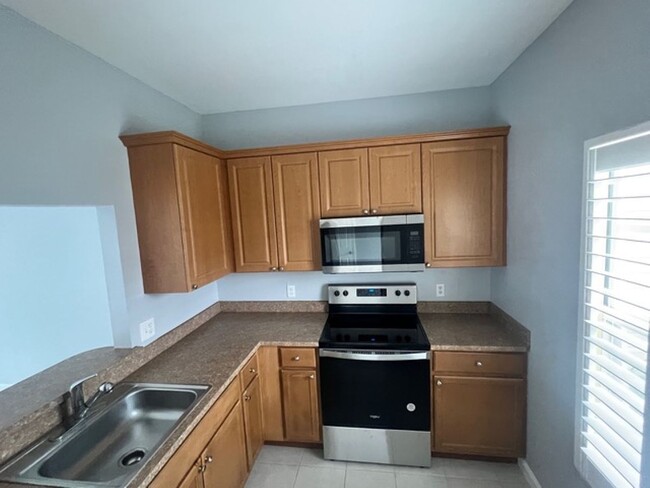 Foto del edificio - ** 2/2 UNFURNISHED REMODELED TOWNHOME READ...