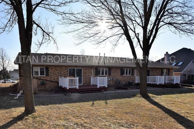 Foto del edificio - 663 Kingswood Ave