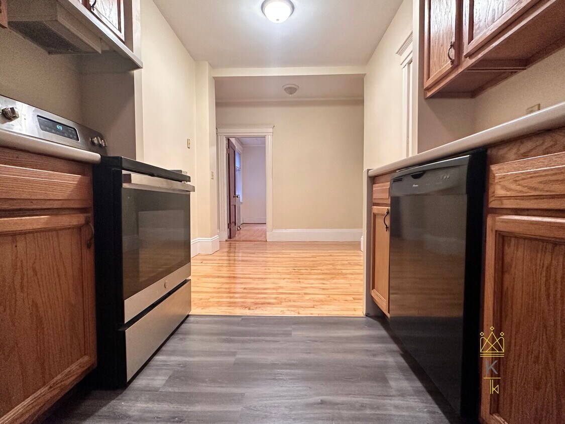 Primary Photo - 1064 Beacon St