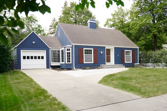 Foto del edificio - Spacious 4 bedroom 2 bathroom stand-alone ...