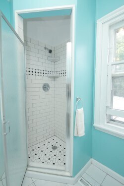 Baño con ducha en el tercer piso - 263 West Rittenhouse Street