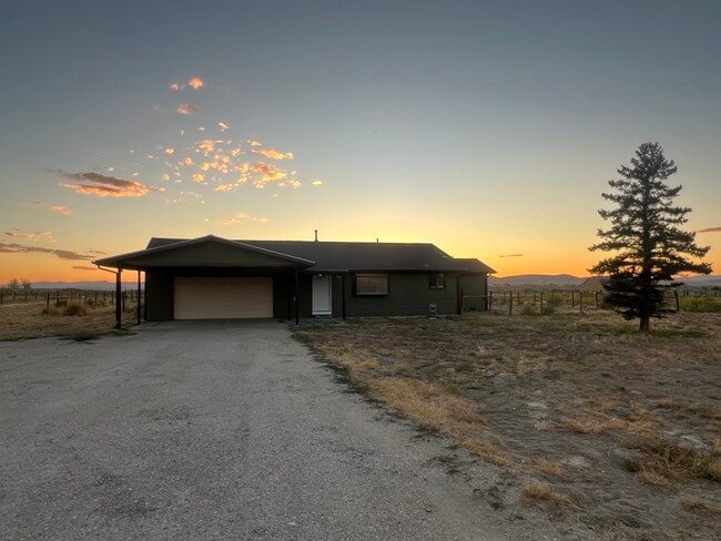 Building Photo - 697 Diamondback Dr