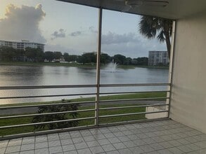 Building Photo - 2801 N Palm Aire Dr