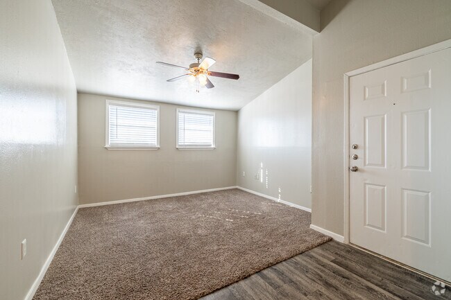 1 habitación, 1 baño - 620 pies cuadrados - Sala de estar - Emory on Grand