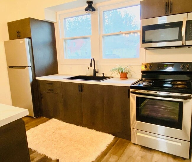 Building Photo - New Remodeled Downtown Home w/ detached carriage house, fenced back yard,