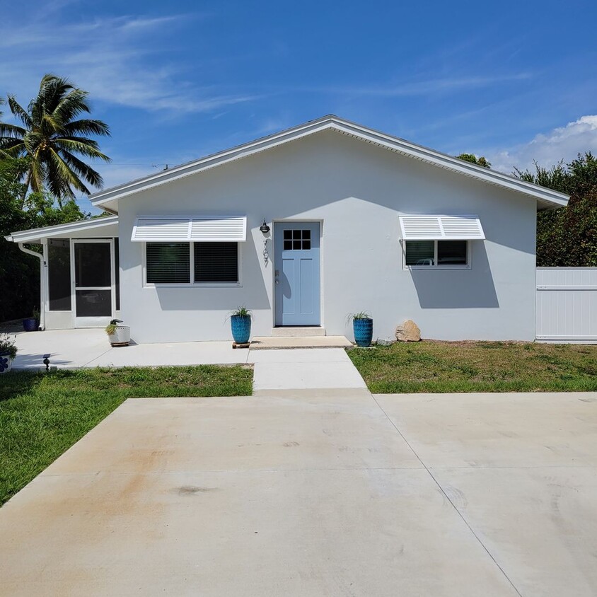 Primary Photo - 2 Bedroom Duplex in Naples Park - Annual R...