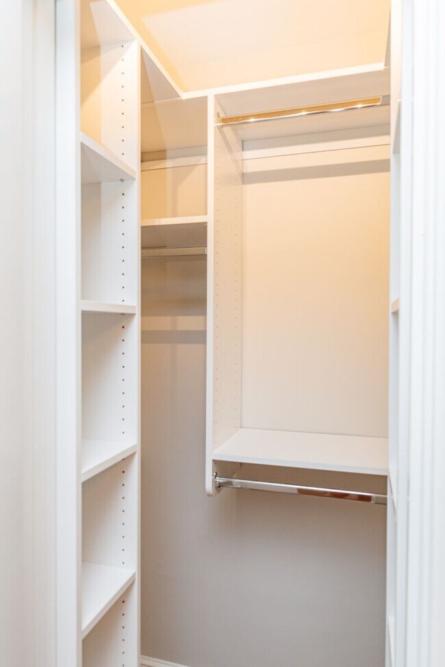 Building Photo - New Listing!