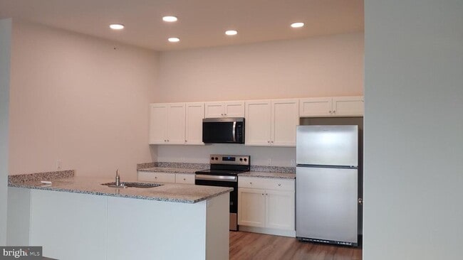 Building Photo - 1000 COLBY Ln