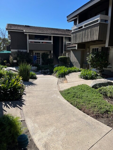 Upper right condominium - 344 Streamwood