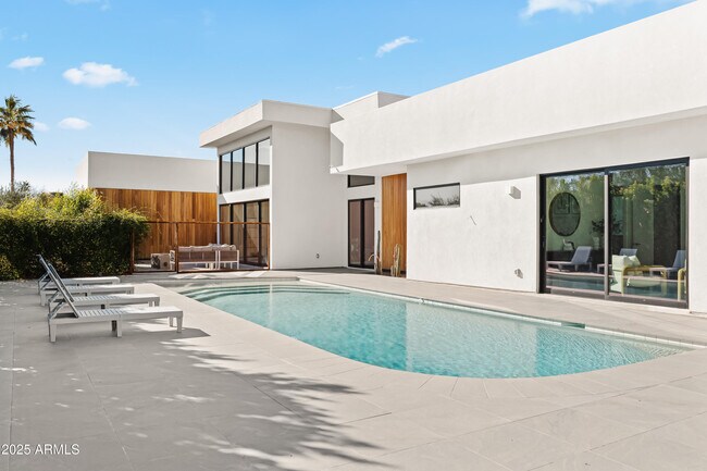 Foto del edificio - 5156 N 45th Pl