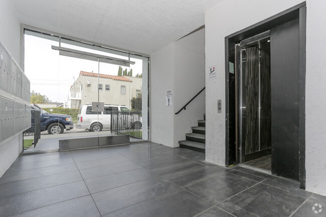 Lobby Photo - Park Townhome Apartments