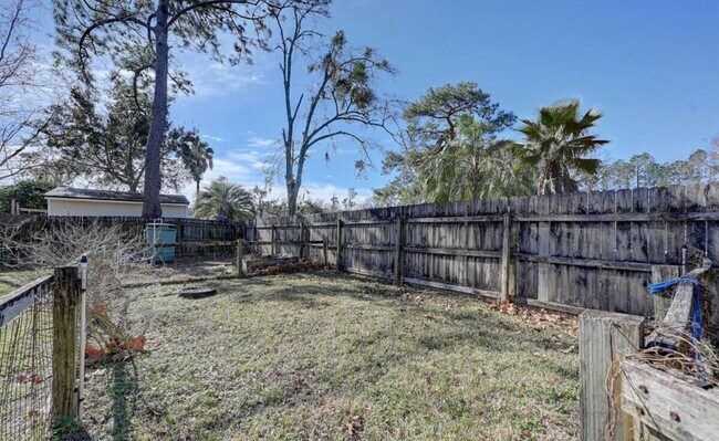 Foto del edificio - 332 Whispering Woods Drive