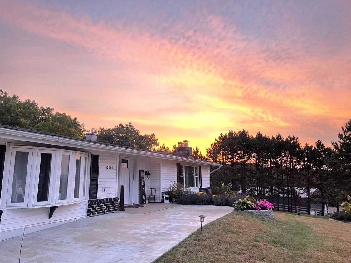 Primary Photo - 10635 Loop Rd
