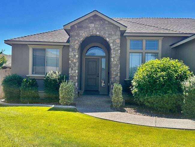 Building Photo - Spacious 4 Bedroom Home in Quiet Cul-de-Sa...