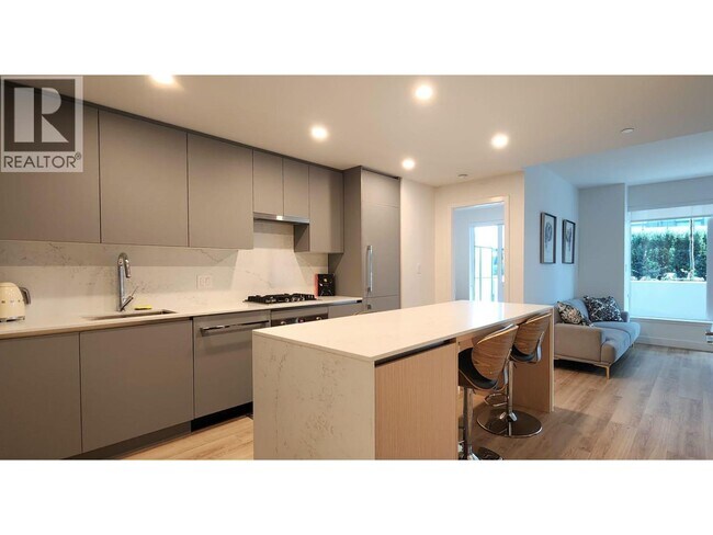 Photo du bâtiment - 5250 McNaughton Rd