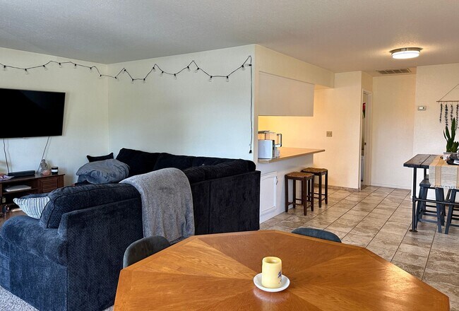 Building Photo - Downtown 2 Bedroom 1 Bath Duplex available...
