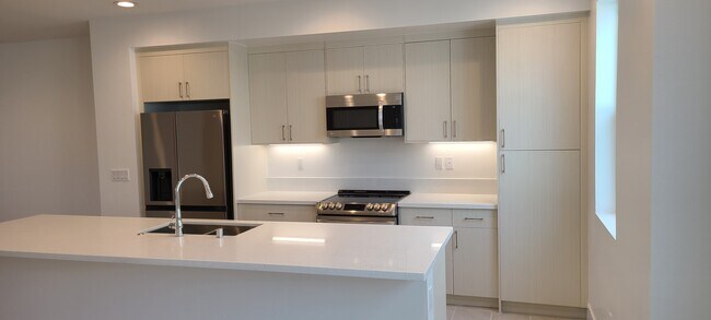 Kitchen - 726 Rockview Rd