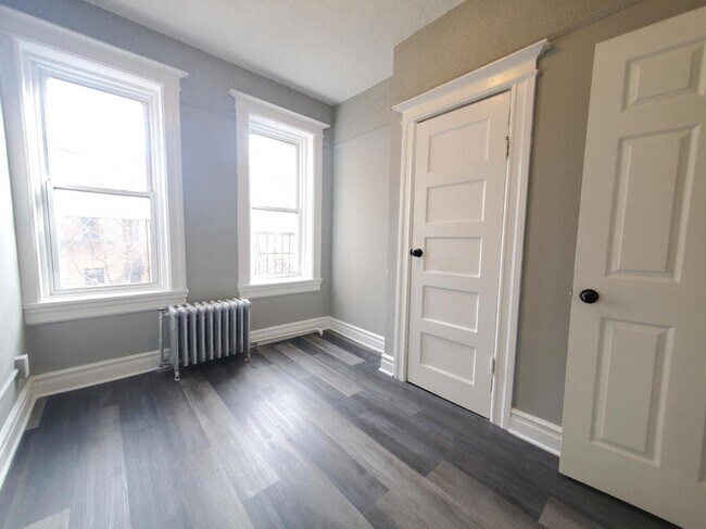 Building Photo - 104 Romaine Ave