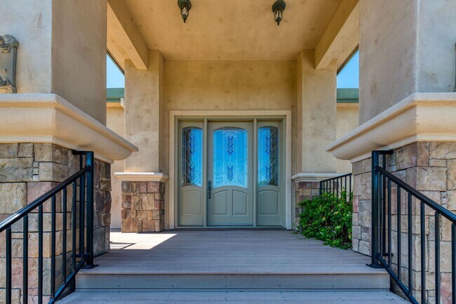 Foto del edificio - Executive Hilltop Retreat in Cameron Park ...