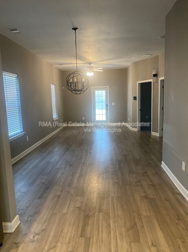 Building Photo - 609 N Hill St