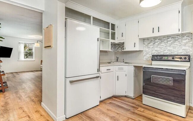 Building Photo - 11 Hedge St