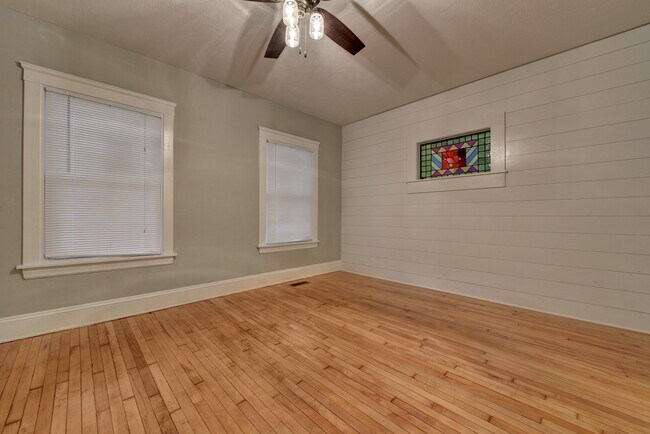 Building Photo - 1850 W 48th St