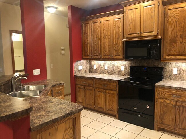 Building Photo - 2 bed 2 bath duplex for rent in Moore near...