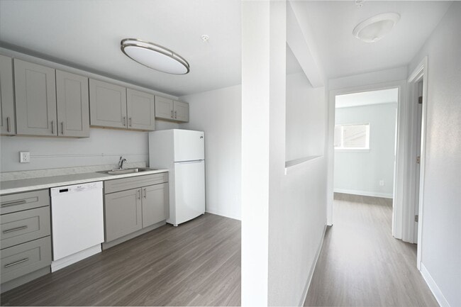 Foto del edificio - First Floor 1 Bedroom Newly Remodeled Apartment with Off-Street Parking and On-site Laundry