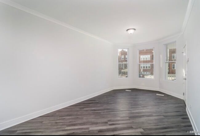 Foto del edificio - 3349 N Hamlin Ave