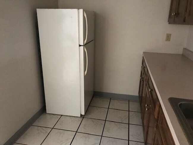 Foto del edificio - X-Large One Bedroom ground level apartment...