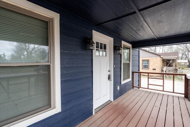 Foto del edificio - Beautifully Renovated house! Schedule a to...