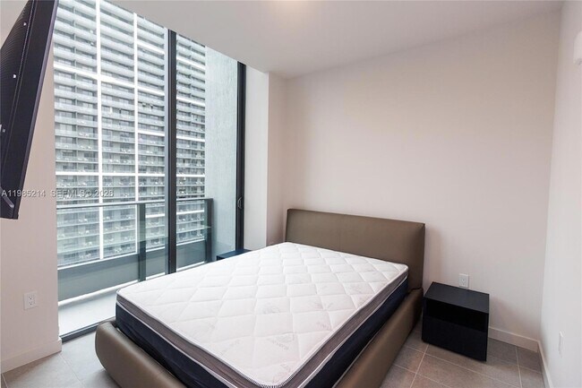 Building Photo - 121 NE 5th St