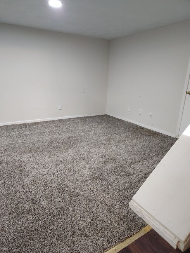 Building Photo - 3 Bedroom/1 Bath with garage