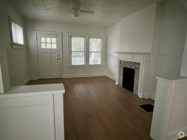 Living room - 897 Thomas Rd