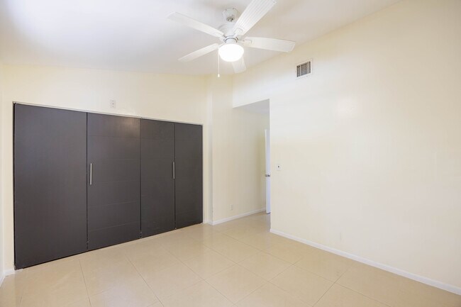 Foto del edificio - 8325 Fairway Rd
