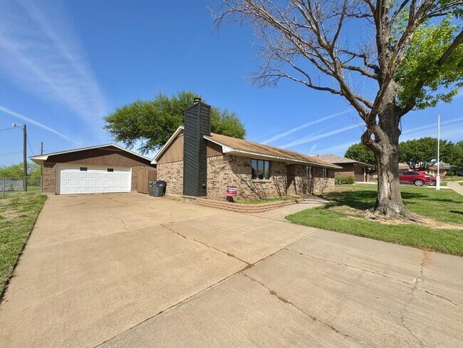 Building Photo - 4702 Lois Ln
