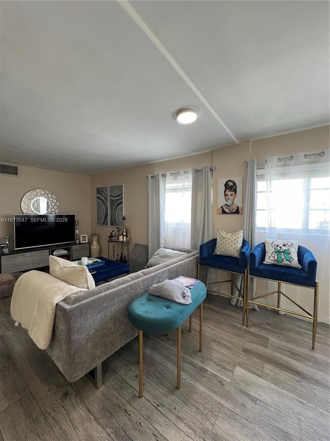 Building Photo - 1340 Lincoln Rd