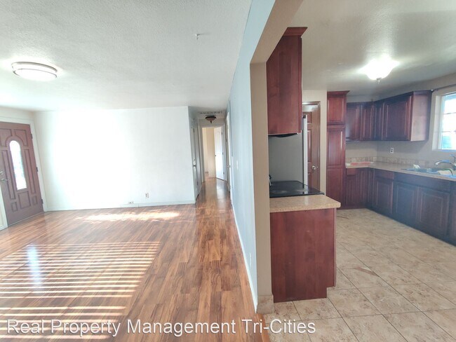 Building Photo - 4 br, 2 bath House - 907 W. Jan St
