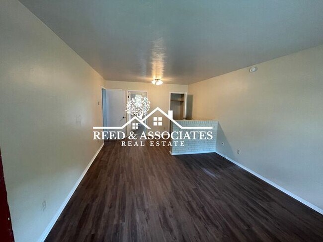 Building Photo - Updated Duplex!