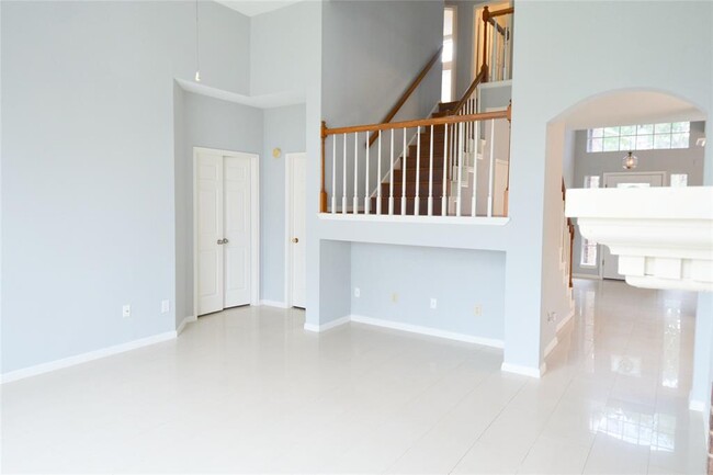 Building Photo - 818 Maplewood Falls Ct