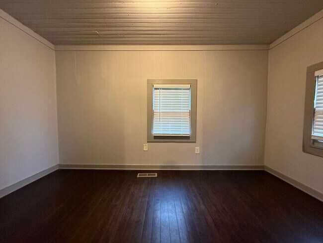 Photo - Beautiful Cottage Renovation! 3 Bedroom Cl... House