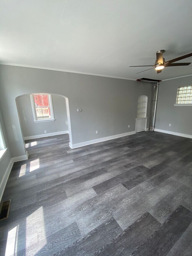 Foto del edificio - 2 Bed, 1 Bath Detached Home with Central AC Available 07/15