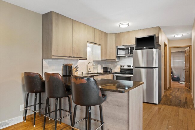 Foto del edificio - 3059 N Downer Ave