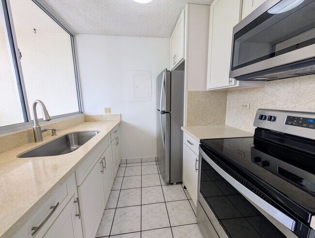 Foto del edificio - Large studio in the heart of Waikiki with assigned parking