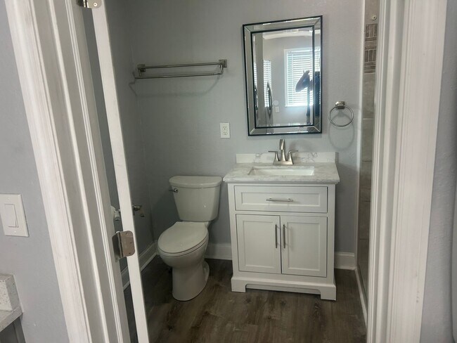 Foto del edificio - Remodeled North Hyde Park Bungalow