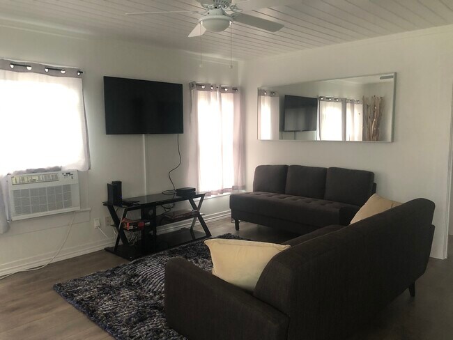 Sala de estar - 2427 W Southcross Blvd