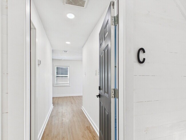 Building Photo - 607 Foch St